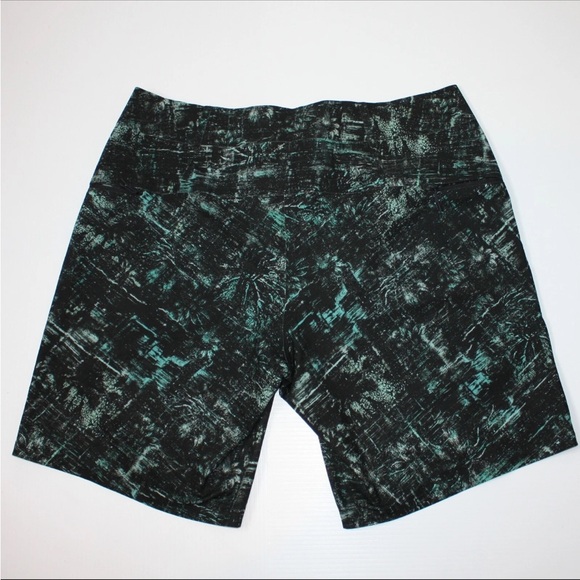 Lululemon Live in Practice Current State Hybrid Board Short - Geometric Channel - Picture 2 of 8